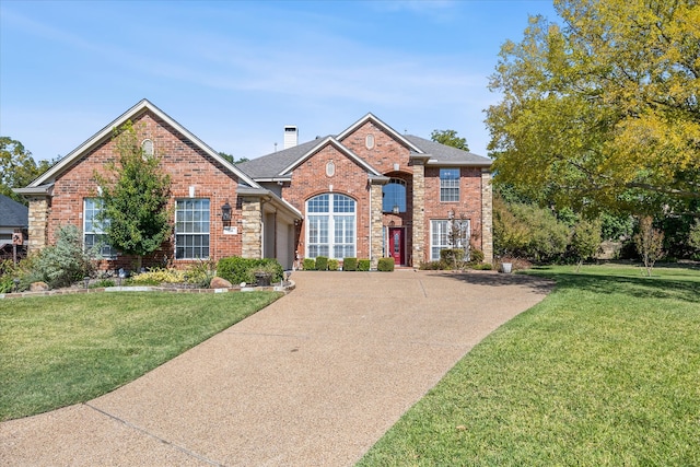 view of front property featuring a front yard