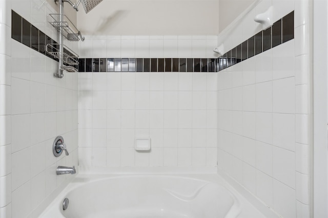 bathroom featuring tiled shower / bath combo