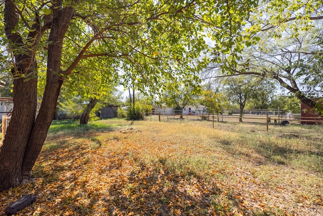 view of yard featuring a rural view