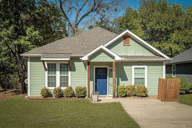 view of front of property featuring a front yard