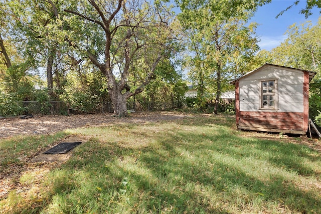 view of yard featuring a storage unit