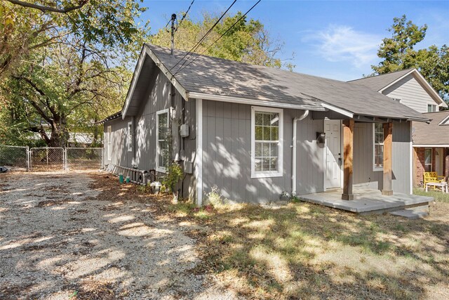 820 Allen St, Denton, TX 76205 - view of front of home featuring a gate, roof with shingles, and fence