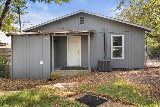 820 Allen St, Denton, TX 76205 - view of front of home with central air condition unit and fence