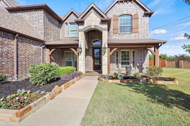 view of front facade featuring a front lawn