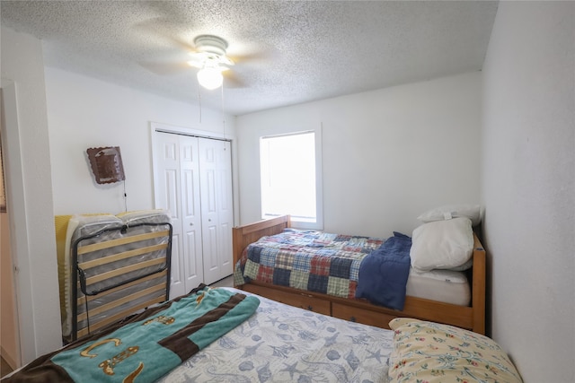 bedroom featuring a closet, a textured ceiling, and ceiling fan