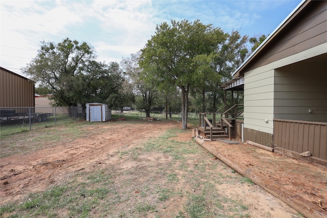 view of yard featuring a shed