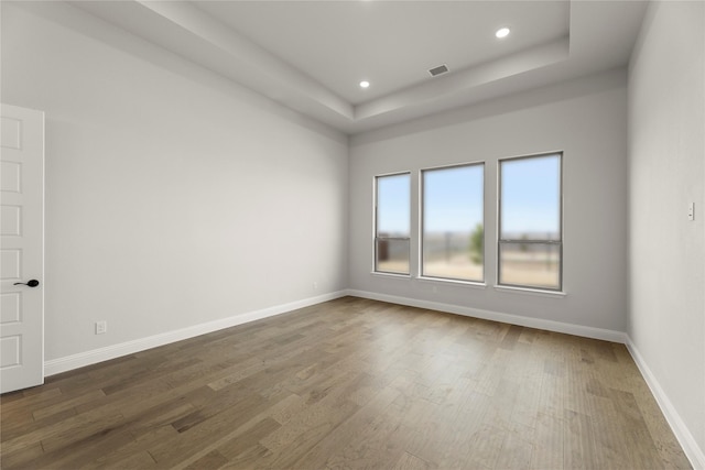 spare room with baseboards, visible vents, wood finished floors, and recessed lighting