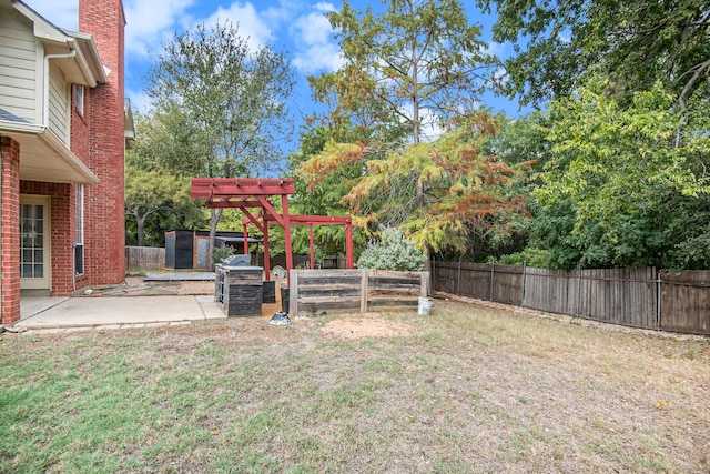 view of yard featuring a storage shed, a pergola, and a patio area