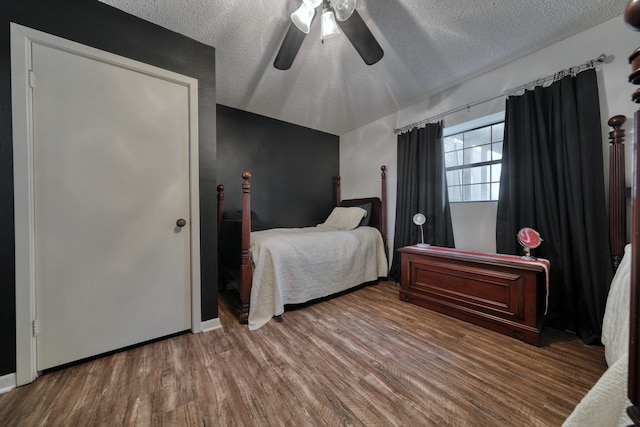 bedroom featuring hardwood / wood-style floors, a textured ceiling, and ceiling fan