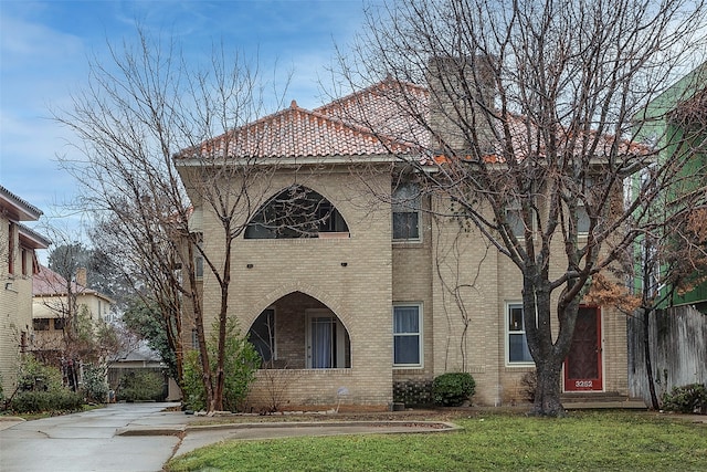 view of front of property featuring a front yard