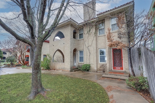 view of front of house with a front yard