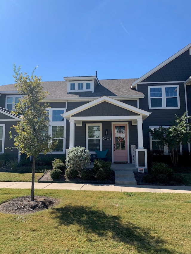 view of front facade featuring a front lawn