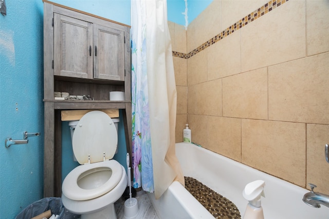 bathroom featuring toilet and shower / bath combo