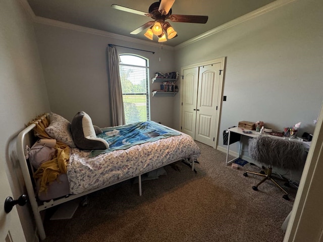 bedroom featuring ornamental molding, carpet, a closet, and ceiling fan