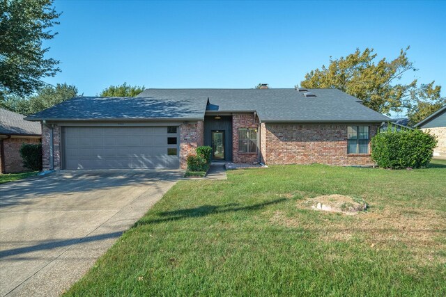 view of front of house featuring a front lawn and a garage