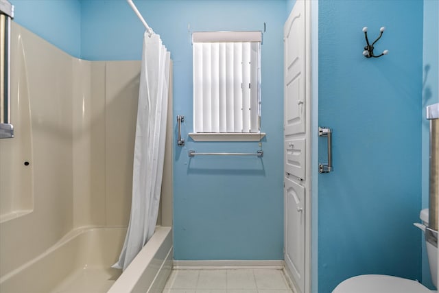 bathroom featuring shower / bath combo with shower curtain and toilet