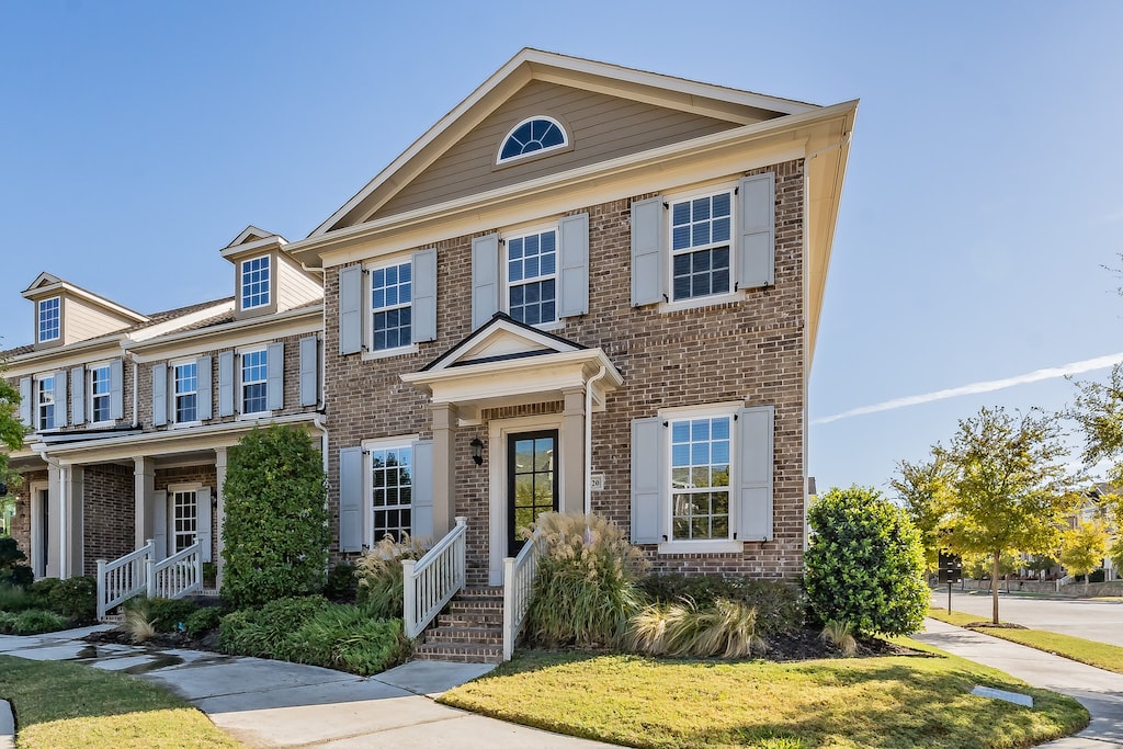 view of front of home featuring a front yard