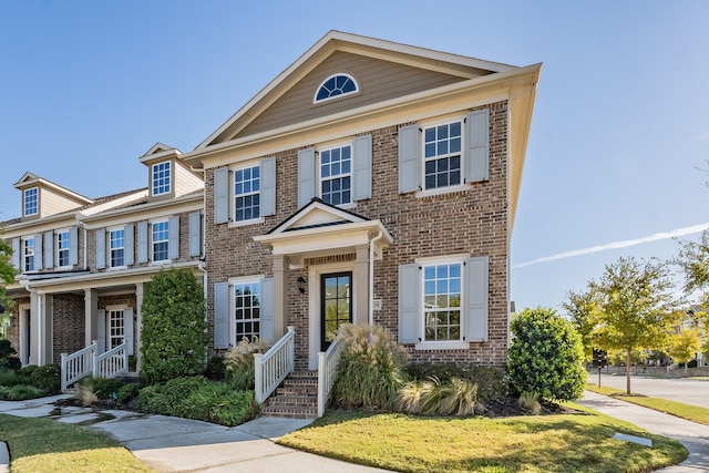 view of front of home featuring a front yard