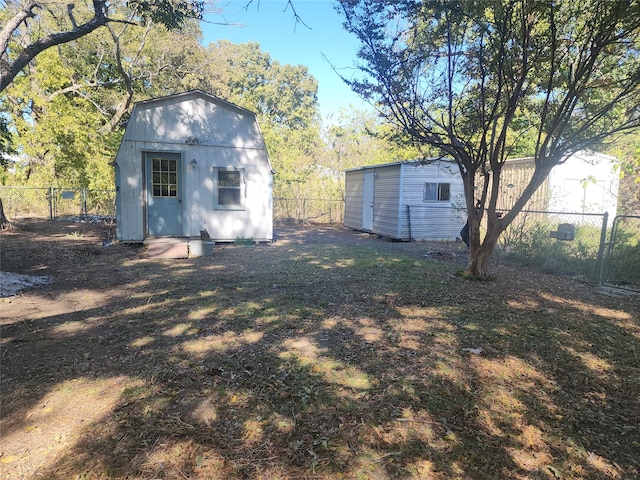 view of yard with a storage unit