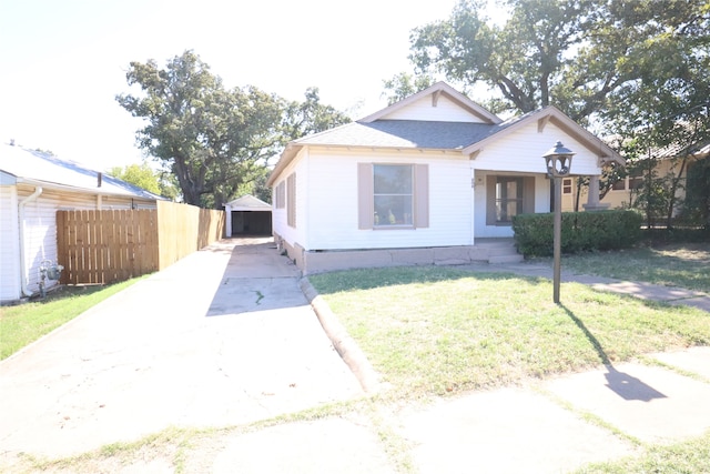 bungalow-style home featuring a front lawn