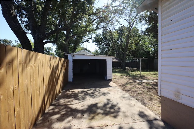 view of yard with an outbuilding and a garage