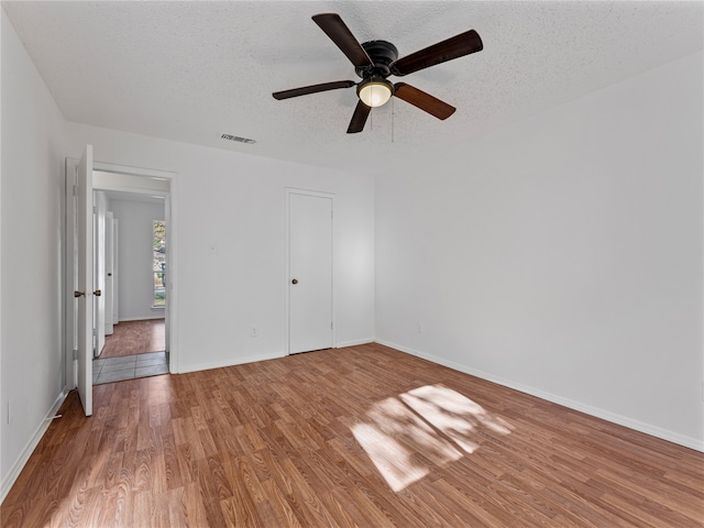 unfurnished room featuring light hardwood / wood-style floors and ceiling fan