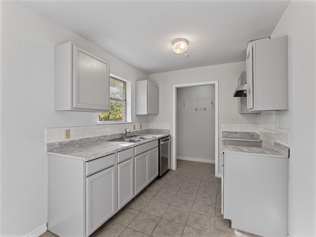 kitchen featuring a textured ceiling, gray cabinets, tasteful backsplash, and sink