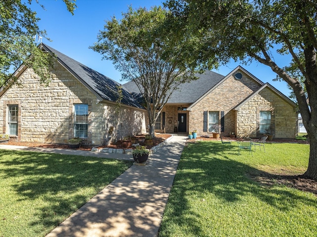 view of front of house featuring a front yard