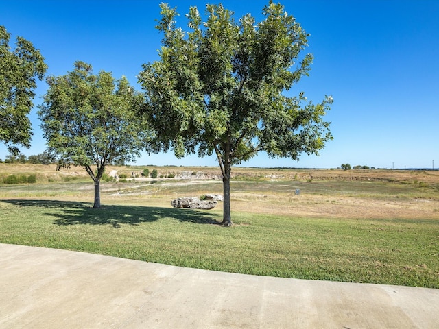 view of yard featuring a rural view