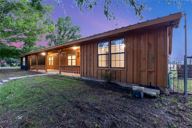 view of front of home featuring a yard