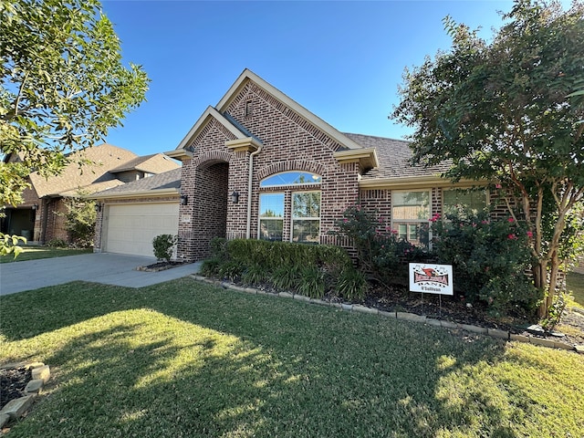 view of front of home featuring a front yard and a garage