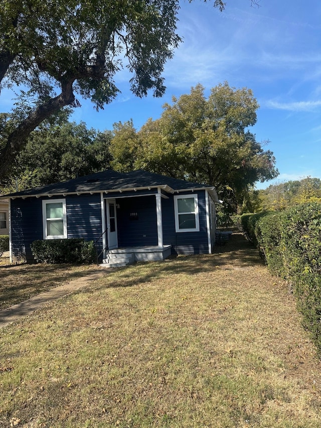 single story home featuring a front yard