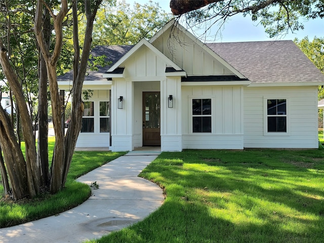 view of front facade with a front lawn