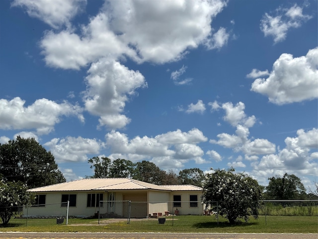 view of front facade featuring a front lawn