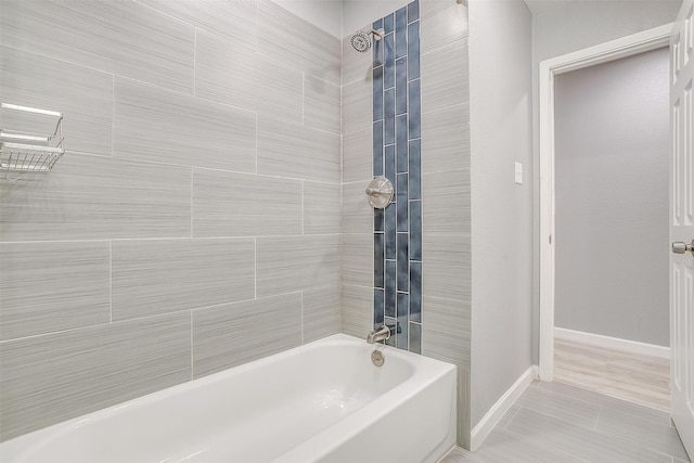 bathroom featuring tiled shower / bath