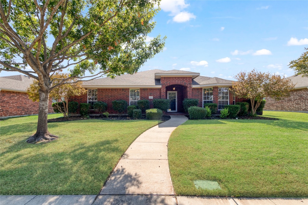 view of front of house with a front lawn