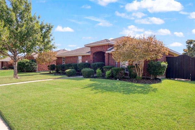 view of front of home featuring a front lawn