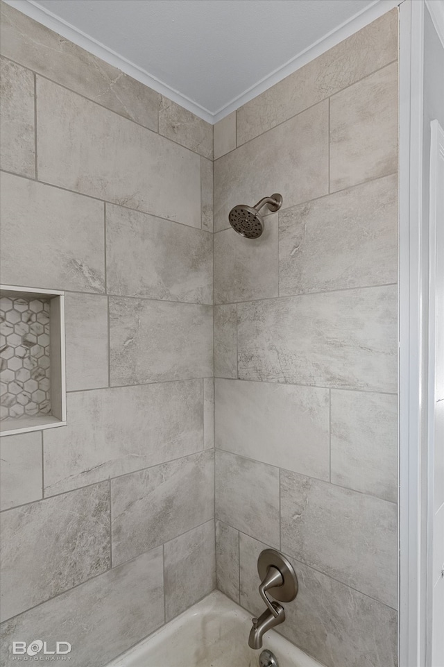 bathroom with tiled shower / bath