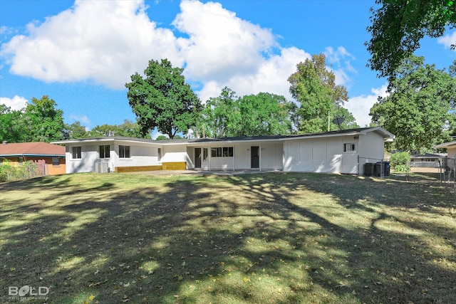 view of front of house featuring a front yard