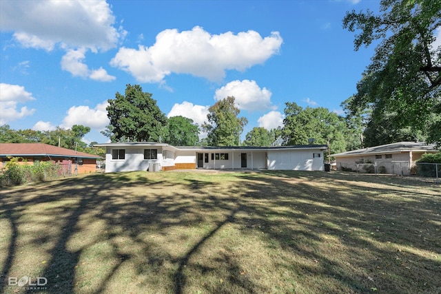 ranch-style home featuring a front lawn