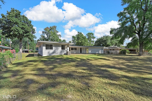 ranch-style house featuring a front yard