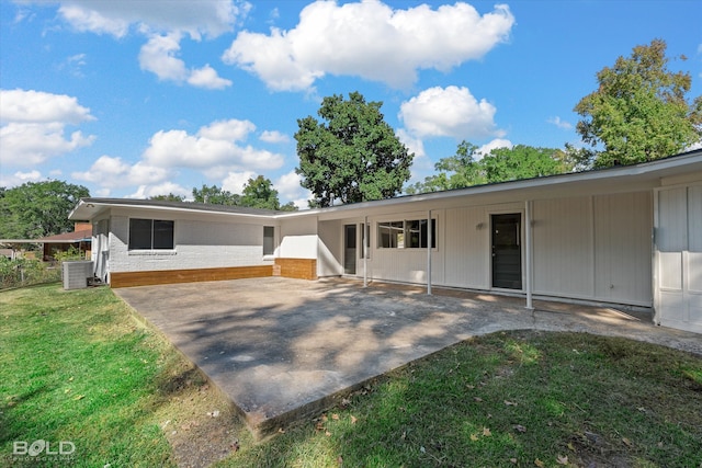 view of front facade featuring a patio area, a front lawn, and cooling unit