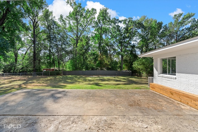 view of yard featuring a patio area