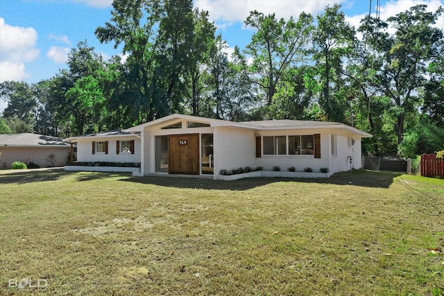 single story home featuring a front yard