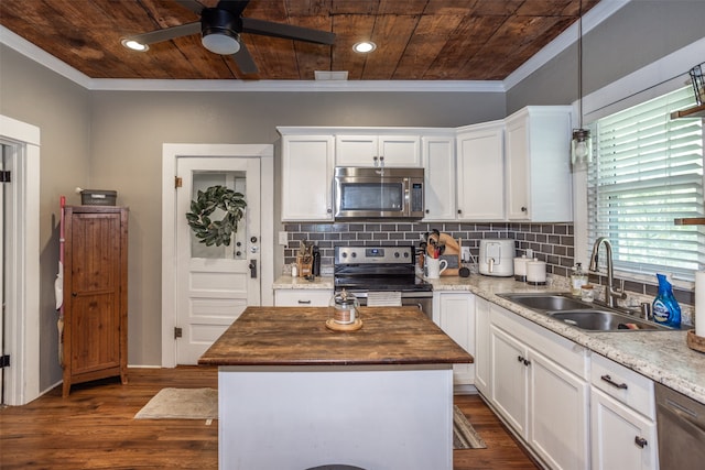 kitchen featuring sink, a center island, stainless steel appliances, and white cabinetry