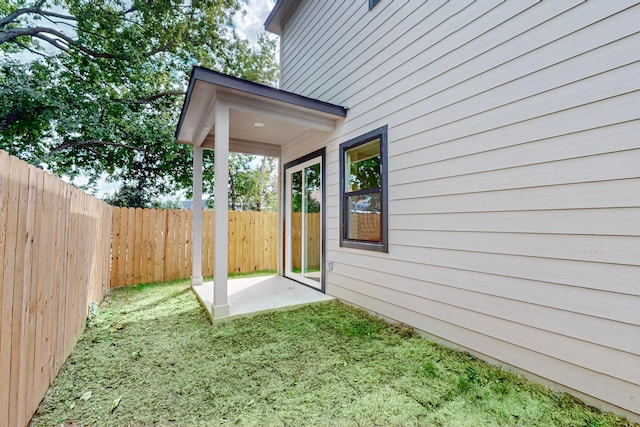 view of yard featuring a patio area