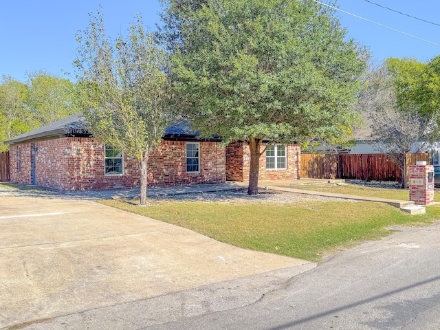 812 W 11th Ave, Corsicana, TX 75110 - view of front facade featuring brick siding
