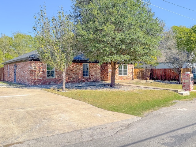 view of front of property with a front yard