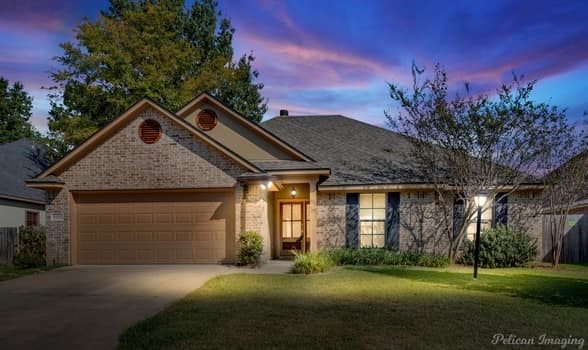 view of front of house featuring a lawn and a garage