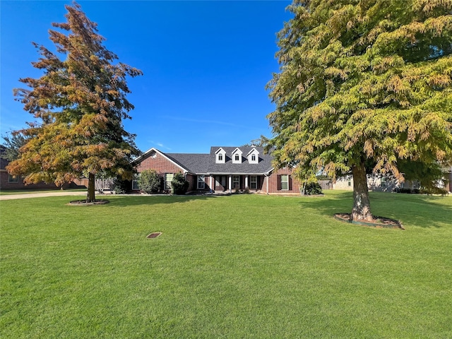 view of front facade featuring a front yard